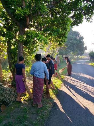 Gotong Royong Banjar Dinas Pohkembar